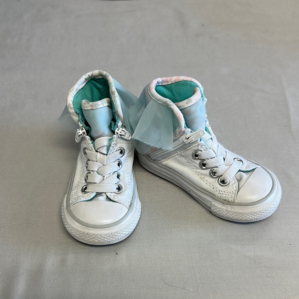⭐️ Converse White and Blue Classic High top Sneakers